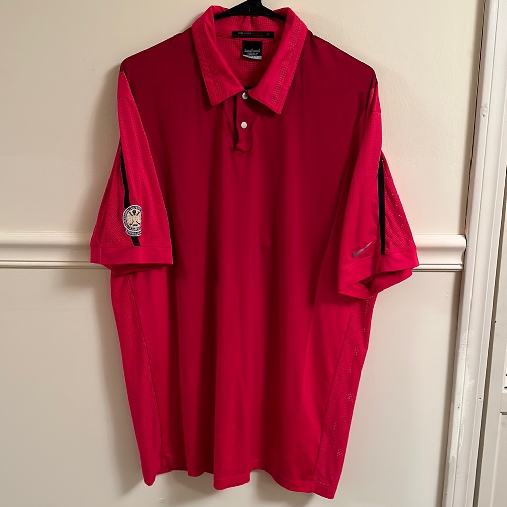 Men’s sz L Tiger Woods Nike Men’s golf polo red in color in good used condition